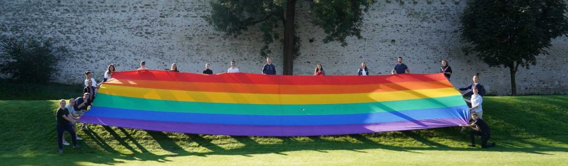 Jungparteien setzen ein buntes Zeichen zur Ehe für alle